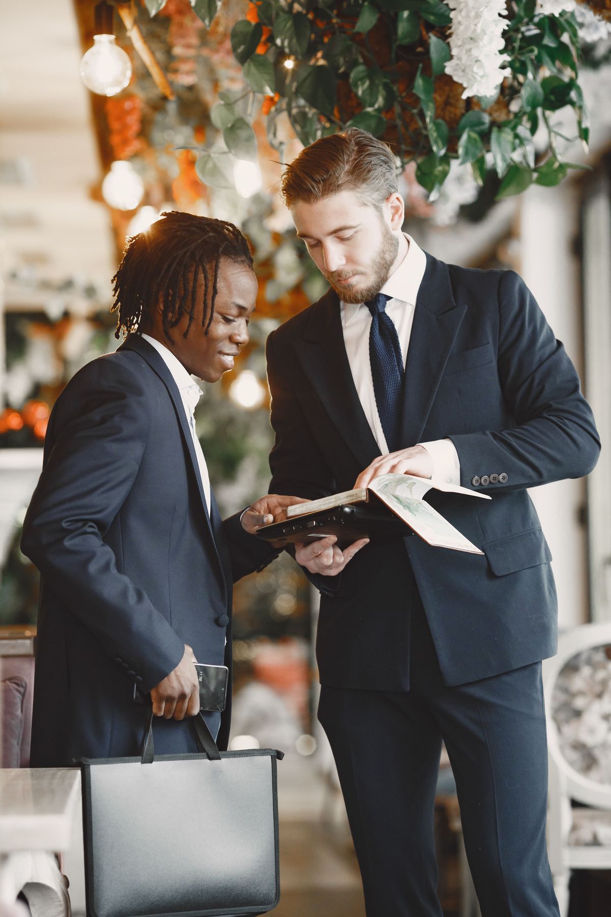 Twee mannen in pak die samen een document bekijken