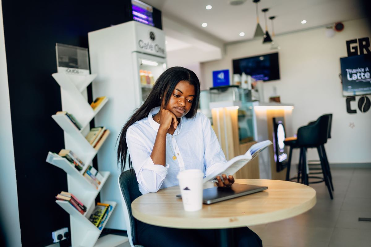 Vrouw die leest in een modern café