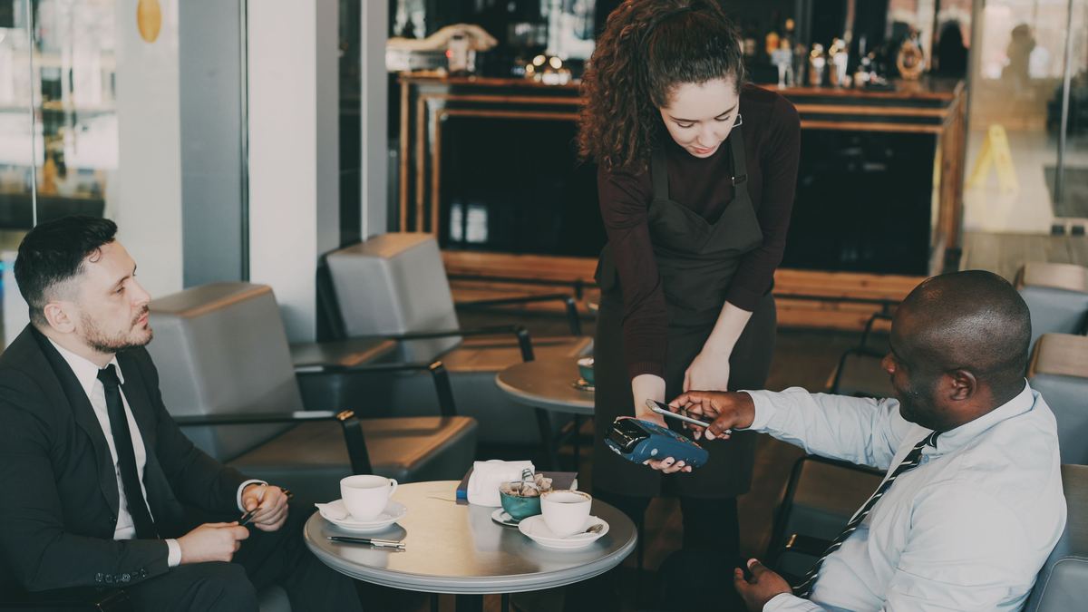 Zakelijke afspraak aan een cafétafel